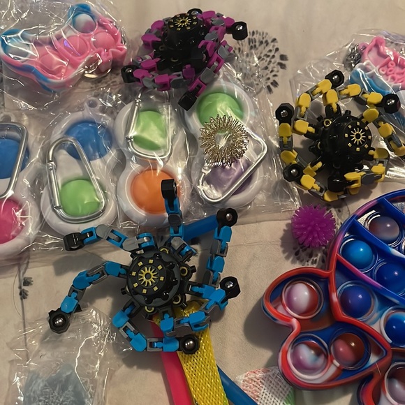Fidget packs.. 15-18 items per package.. varieties of cool fidget toys.. new - Picture 2 of 7
